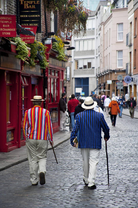 成年人,两个人,竖图,旅游,时尚,城市,街道,爱尔兰,欧洲,庆祝,首都,布置,摄影,纪念,留念,文学,怀念,男人,彩图,旅行