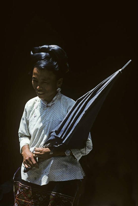 成年人,一个人,微笑,竖图,门,亚洲,仅一个女性,大门,少数民族,社区,摄影,问候,贵州省,女人,彩图,旅行,门廊,凯里,传统文化