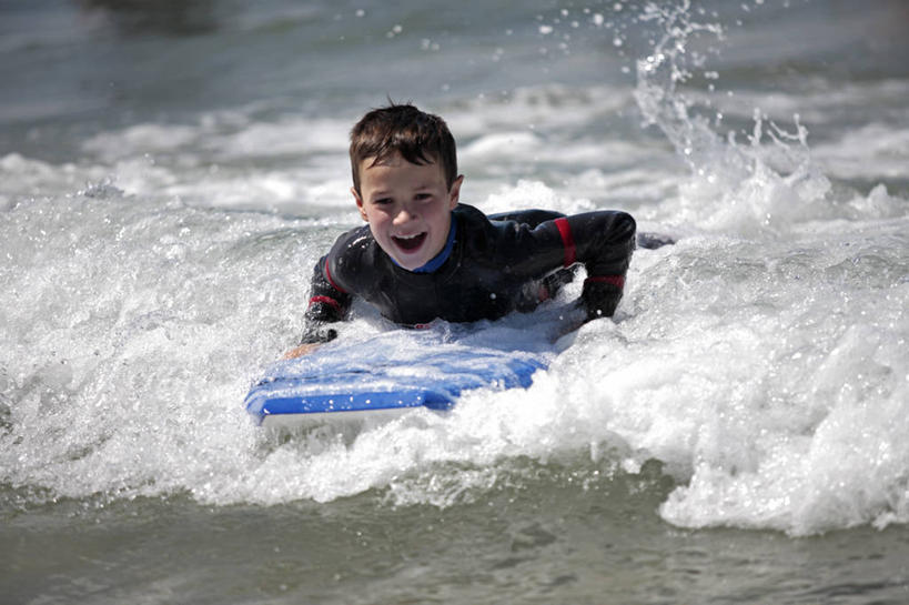 成年人,一个人,攀登,横图,室外,湖,美景,山,山脉,地图,英国,欧洲,仅一个男性,地形,景观,英格兰,风景,自然,景色,读书,摄影,落下,动作,国家公园,西欧,自然风光,坎布里亚,男人,彩图,旅行,莱克兰,精力