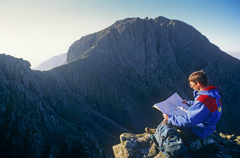成年人,一个人,攀登,横图,室外,湖,美景,山,山脉,地图,英国,欧洲,仅一个男性,地形,景观,英格兰,风景,自然,景色,读书,摄影,落下,动作,国家公园,西欧,自然风光,坎布里亚,男人,彩图,旅行,莱克兰,精力