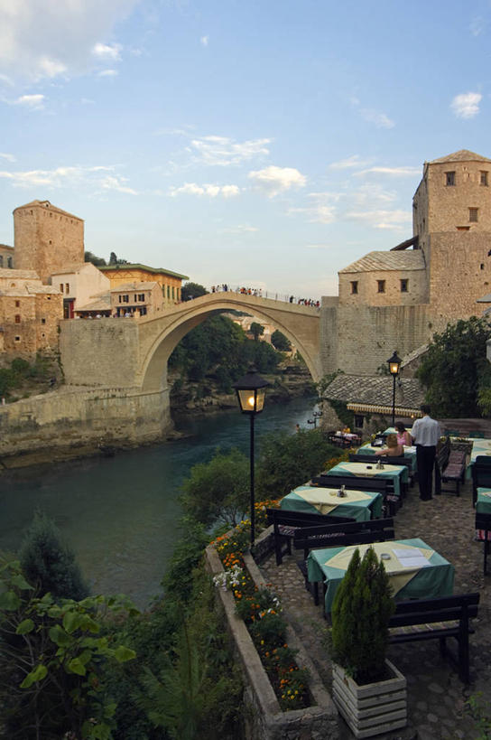 无人,竖图,室外,吃饭,度假,河流,美景,城市风光,城市,建筑,欧洲,景观,桥,娱乐,模型,享受,休闲,景色,放松,摄影,地中海文化,巴尔干,前南斯拉夫,莫斯塔尔,彩图,餐馆,波斯尼亚和黑塞哥维那