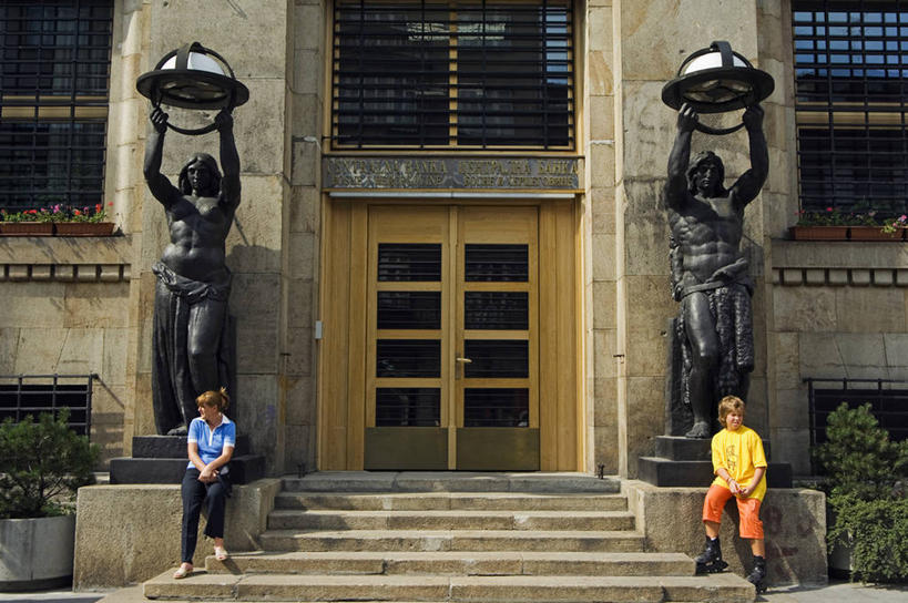 成年人,银行,坐,横图,室外,建筑,欧洲,雕像,首都,台阶,摄影,地中海文化,等,巴尔干,前南斯拉夫,萨拉热窝,男人,女人,彩图,波斯尼亚和黑塞哥维那