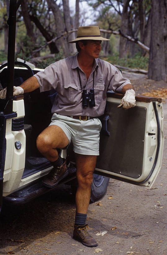 成年人,一个人,导游,竖图,室外,非洲,博茨瓦纳,仅一个男性,摄影,四驱车,奥卡万戈三角洲,双筒望远镜,野生动物保护区,莫瑞米野生动物保护区,男人,彩图