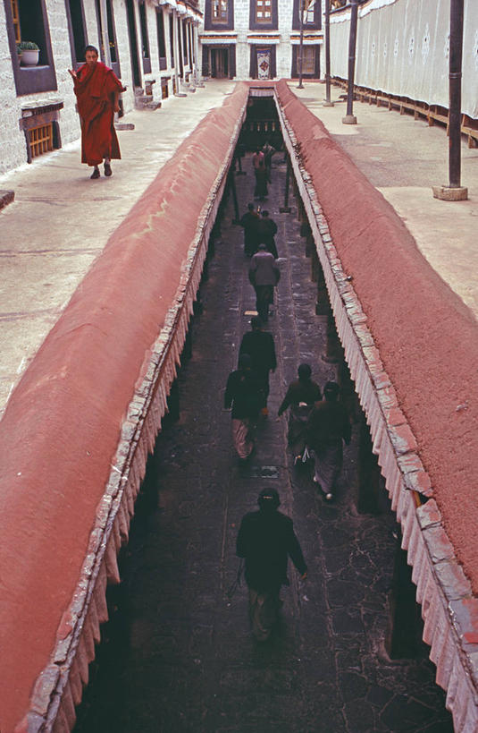 竖图,室内,建筑,中国,亚洲,首都,拉萨,摄影,宗教,佛教,神殿,中国文化,朝圣节,西藏自治区,大昭寺,灵性,僧侣,步行,彩图,朝拜者,焦油