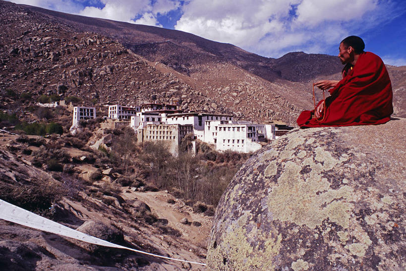 一个人,横图,彩色,中国,亚洲,首都,拉萨,衣服,红色,摄影,宗教,佛教,五颜六色,色彩斑斓,神殿,中国文化,五彩缤纷,西藏自治区,五彩斑斓,甘丹寺,五光十色,彩图,传统文化,文化大革命