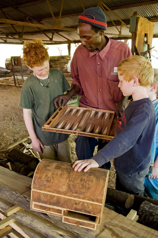 儿童,成年人,三个人,竖图,旅游,车间,非洲,肯尼亚,行人,游客,游人,路人,旅客,社区,摄影,手艺,双陆棋,工匠,美术工艺,过客,男人,木工,彩图,旅行