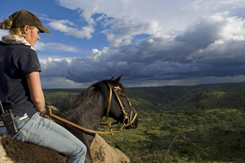 两个人,横图,旅游,度假,马,非洲,肯尼亚,行人,游客,游人,骑马,路人,旅客,骑,摄影,过客,冒险,彩图,旅行