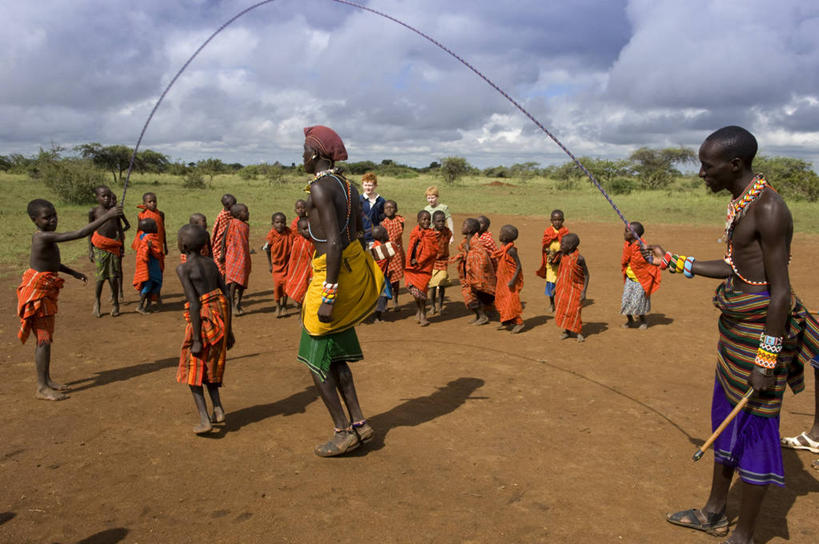 儿童,教师,跳,横图,非洲,肯尼亚,十字架,教育,绳子,社区,摄影,知识,蹦,彩图,旅行,传统文化