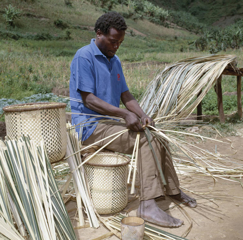 成年人,一个人,横图,非洲,乌干达,仅一个男性,容器,工艺品,摄影,专心,手艺,织女,式样,技能,男人,商人,彩图