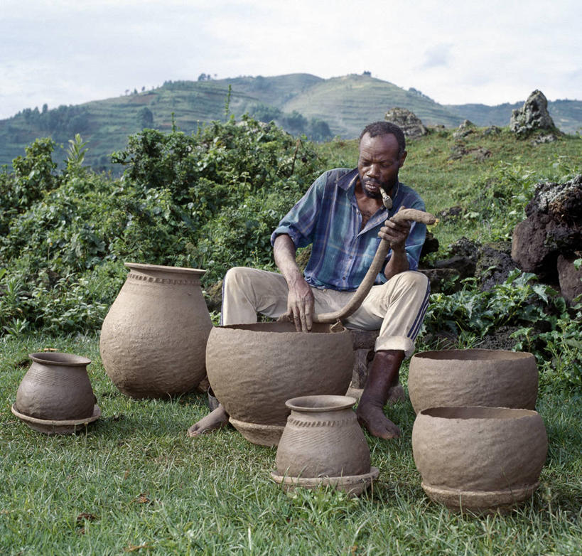 成年人,一个人,横图,室外,非洲,乌干达,仅一个男性,锅,工艺品,陶器,摄影,创造力,粘土,手艺,陶工,工匠,技能,男人,彩图