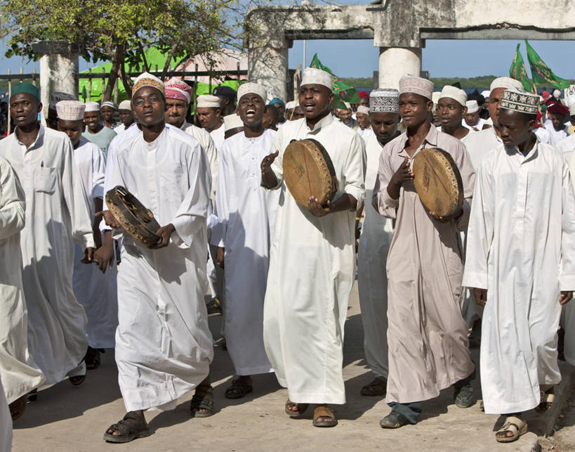 儿童,成年人,竖图,礼物,非洲,肯尼亚,长袍,白色,甜食,摄影,伊斯兰教,阿伦岛,男孩,男人,彩图,旅行