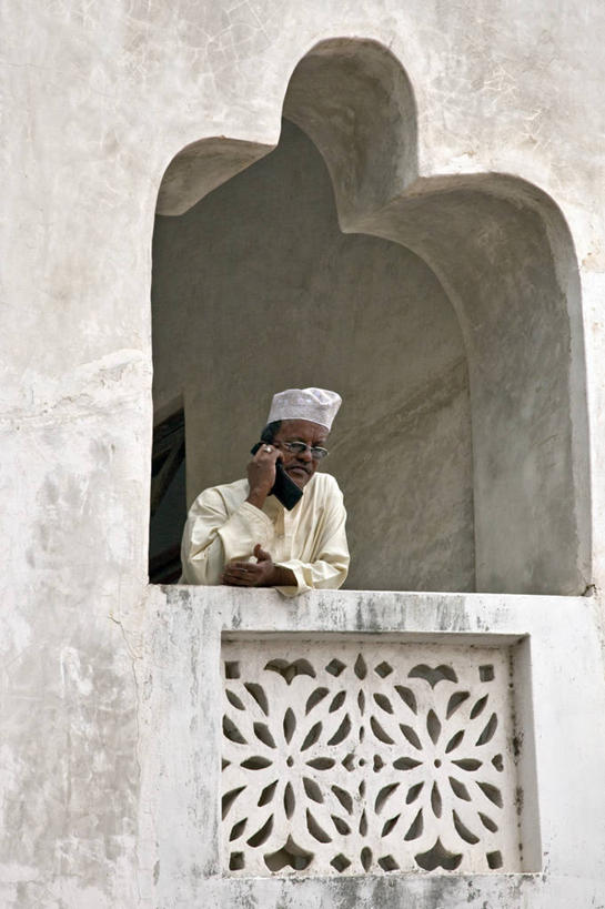 儿童,成年人,竖图,礼物,非洲,肯尼亚,长袍,白色,甜食,摄影,伊斯兰教,阿伦岛,男孩,男人,彩图,旅行