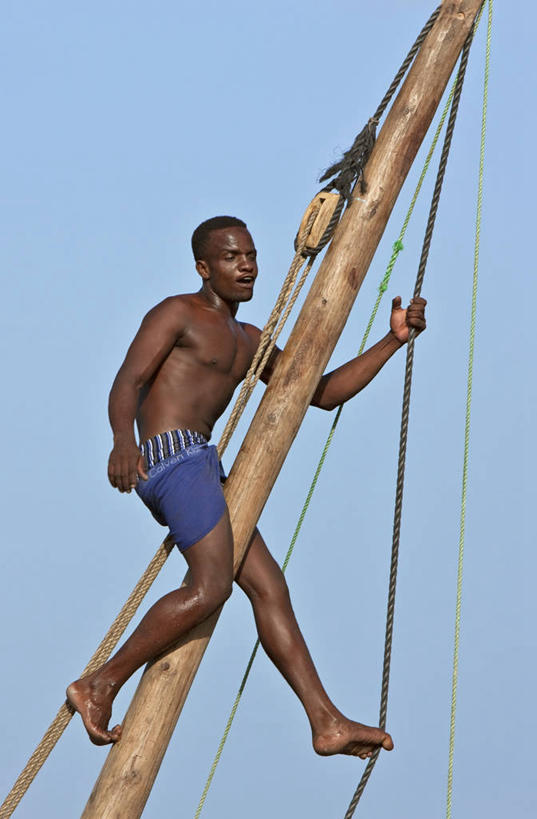 帆船,一个人,同事,水手,攀登,竖图,室外,快乐,幸福,成功,合作,团队,集体,信心,竞争,船,非洲,肯尼亚,木制,队伍,交通工具,车队,乘务员,摄影,航海,领导,成就,载具,合伙,领袖,帆樯,桅竿,美术工艺,阿伦岛,获胜,彩图,旅行,帆柱,传统文化