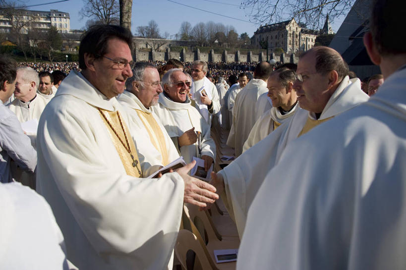 成年人,人群,牧师,教堂,握手,横图,法国,欧洲,节日,文化,社区,祈祷,健康,许愿,摄影,宗教,信仰,纪念,祈求,基督教,天主教,集会,典礼,法国文化,灵性,卢尔德,平安,男人,神父,彩图,旅行