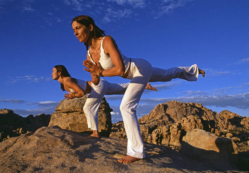 成年人,两个人,公园,站,横图,室外,锻炼,美国,蓝色,天空,健康,思考,赤脚,瑜珈,摄影,冥想,北美,北美洲,国家公园,加利福尼亚,美洲,加州,加利福尼亚州,金州,黄金州,北亚美利加洲,亚美利加洲,约书亚树国家公园,灵性,女人,岩石,彩图,美利坚合众国