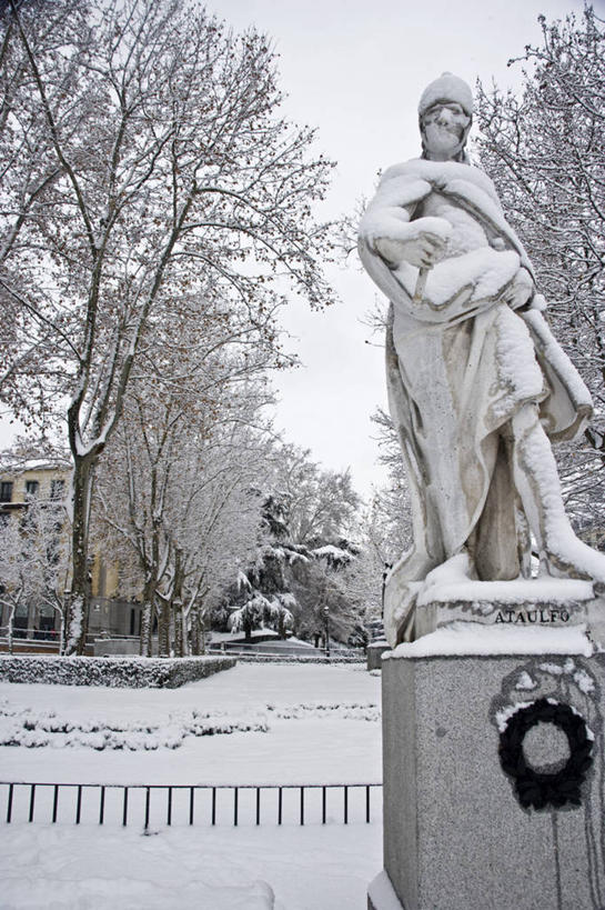 无人,公园,竖图,室外,雪,雕塑,西班牙,欧洲,雕像,冬天,天气,首都,布置,马德里,寒冷,摄影,马德里皇宫,彩图,旅行