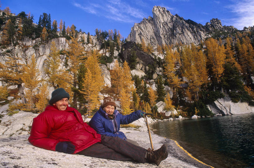 老年人,两个人,微笑,横图,彩色,室外,快乐,探险,湖,山,山脉,水,雪,美国,热,衣服,风景,摄影,五颜六色,色彩斑斓,北美,北美洲,美洲,五彩缤纷,华盛顿州,落叶松,北亚美利加洲,亚美利加洲,五彩斑斓,国家森林公园,五光十色,冒险,美国人,秋天,彩图,美利坚合众国,伴侣