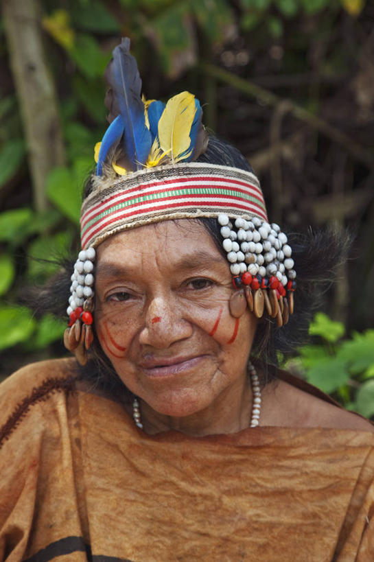 成年人,一个人,竖图,室外,购物,消费,农业,河流,船,香蕉,亚马逊河,秘鲁,仅一个男性,木制,集市,市场,芭蕉,南美,金融,摄影,拉丁美洲,热带雨林,选购,贸易,男人,彩图,旅行,林区,雨林