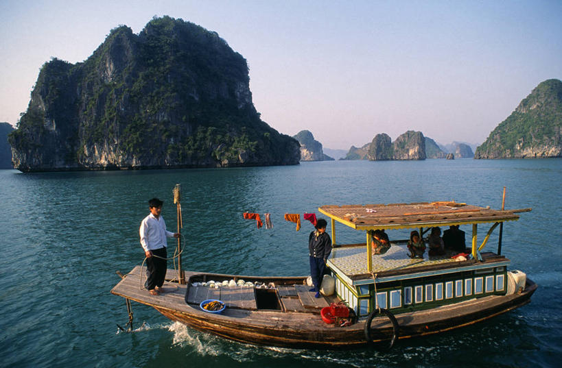 横图,室外,旅游,度假,探险,神秘,海洋,水,船,越南,珊瑚,地形,北,喀斯特,历史,地标建筑,陡峭,摄影,洞穴,东南亚,贸易,下龙湾,石灰石,永远,广宁省,印度支那,美术工艺,商人,休闲活动,彩图,联合国教科文组织,好奇心