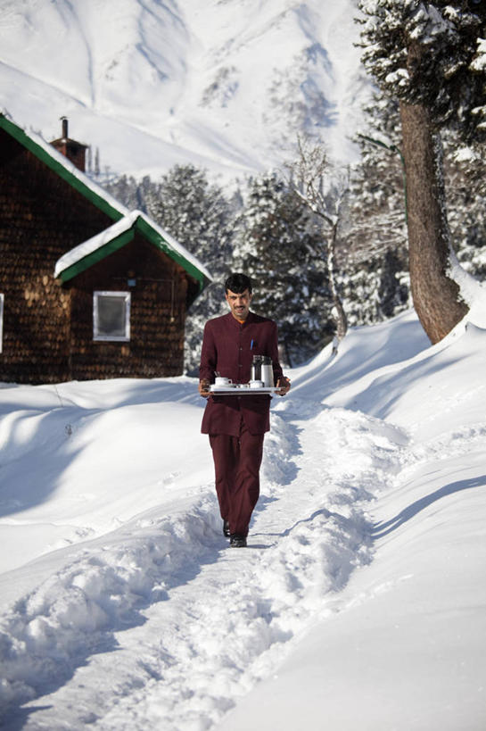 成年人,一个人,服务员,竖图,室外,雪,酒店,印度,亚洲,仅一个男性,餐盘,服务,摄影,南亚,喜马拉雅山脉,印度共和国,克什米尔,查谟.克什米尔,查谟.克什米尔邦,男人,服务生,侍者,彩图,旅行,喀什米尔,客房服务,克什米尔地区
