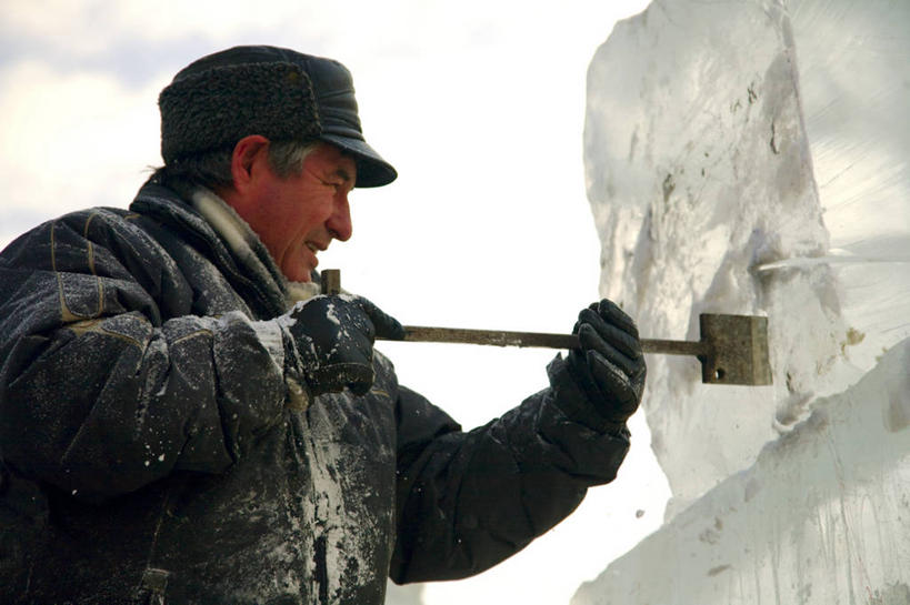 成年人,一个人,横图,雕塑,仅一个男性,工作,冰,冬天,职业,寒冷,摄影,冰雕,男人,彩图,旅行,柱头,独联体