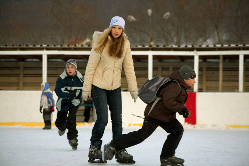 儿童,成年人,三个人,横图,室外,滑冰,山,雪,冰,冬天,冰球,寒冷,摄影,溜冰场,冬季运动,女人,彩图,旅行,柱头,独联体