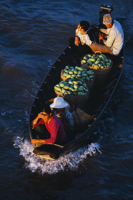 成年人,竖图,室外,购物,商务,消费,河流,水,船,蔬菜,水果,越南,漂浮,食品,市场,运输,摄影,东南亚,运送,贸易,印度支那,女人,彩图,湄公河三角洲
