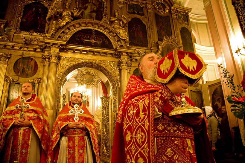 三个人,传教士,横图,室内,建筑,蜡烛,俄罗斯,复活节,衣服,祈祷,演讲,服务,摄影,宗教,典礼,拜访,神父,彩图,旅行,大教堂,传统文化,独联体