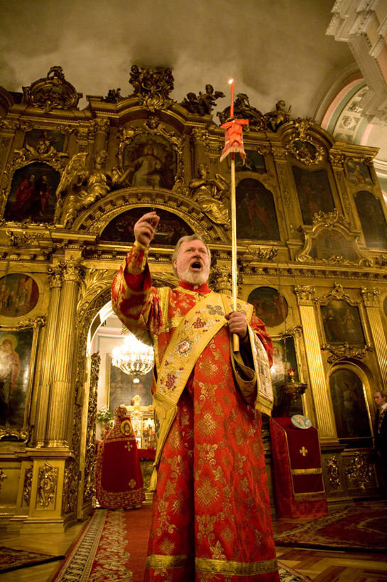 一个人,传教士,竖图,室内,建筑,蜡烛,俄罗斯,复活节,衣服,祈祷,演讲,服务,摄影,宗教,典礼,拜访,神父,彩图,旅行,大教堂,传统文化,独联体