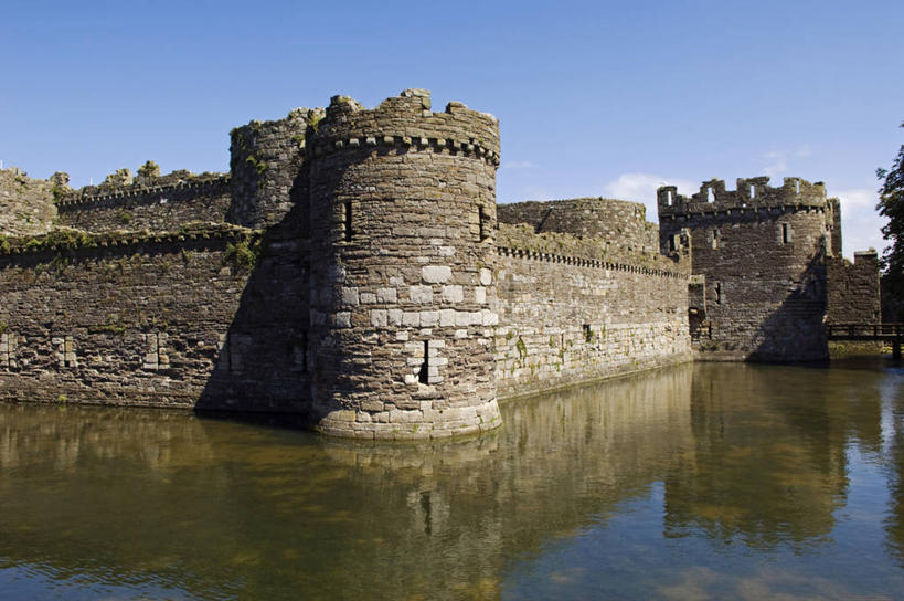 无人,横图,室外,水,日光,英国,反射,城堡,岛,塔,蓝色,天空,摄影,保护,威尔士,护城河,爱德华一世,彩图