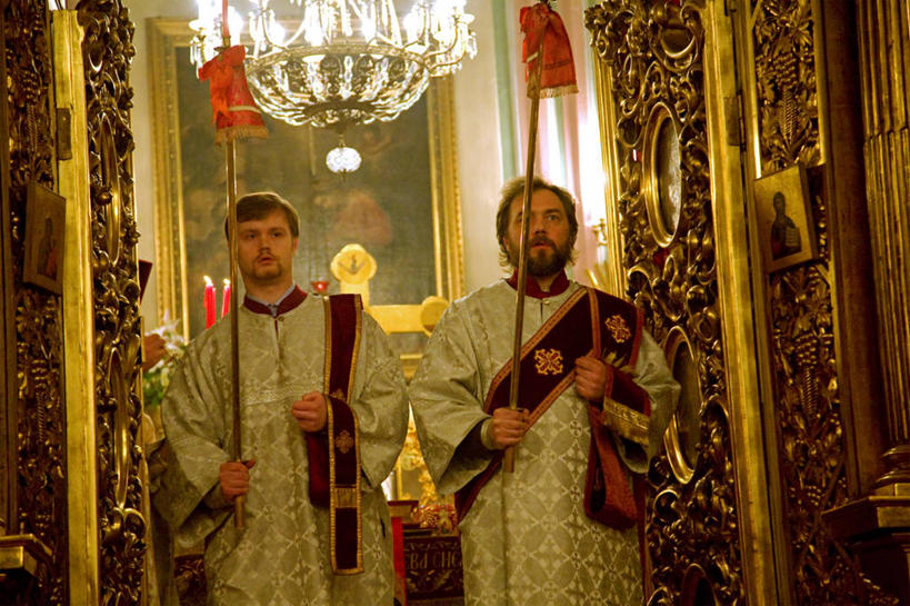 一个人,横图,室内,建筑,蜡烛,俄罗斯,复活节,衣服,祈祷,摄影,宗教,典礼,拜访,神父,彩图,旅行,大教堂,传统文化,独联体