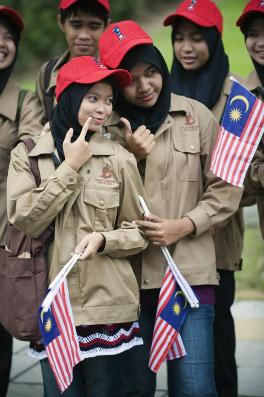 儿童,成年人,微笑,竖图,室外,民族服装,旗帜,国旗,马来西亚,亚洲,庆祝,首都,挥手,鸭舌帽,摄影,东南亚,伊斯兰教,宗教服装,吉隆坡,袍子,女孩,女人,彩图,传统服装,民俗服,旅行,马来西亚国旗,马来文化,独立日