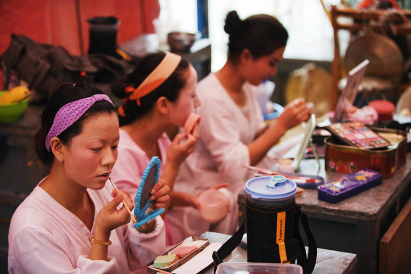 儿童,成年人,横图,室内,马来西亚,亚洲,准备,装饰,摄影,东南亚,中国文化,更衣室,演出服,歌剧,女孩,女人,彩图,传统服装,旅行,马来文化,槟榔屿州