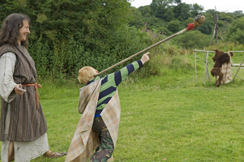 儿童,一个人,横图,旅游,纯洁,神秘,建筑,英国,行人,游客,游人,时间,历史,路人,旅客,看,幻想,可爱,童年,童趣,摄影,宗教,考古学,坟墓,威尔士,童真,烂漫,无邪,永远,灵性,墓穴,过客,彭布罗克郡,天真,彩图,石器时代,德鲁伊教