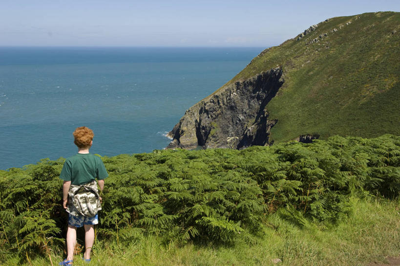 儿童,竖图,室外,旅游,度假,英国,行人,游客,游人,地形,娱乐,路人,旅客,风景,享受,休闲,放松,摄影,威尔士,北海,欧洲蕨,过客,彭布罗克郡,男孩,海滩,步行,彩图