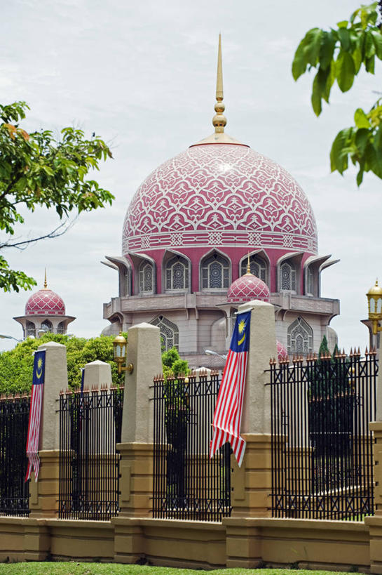 无人,竖图,室外,建筑,旗帜,国旗,马来西亚,亚洲,粉色,摄影,宗教,东南亚,伊斯兰教,圆顶建筑,清真寺,布城,彩图,旅行,马来西亚国旗,马来文化