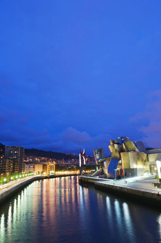 无人,博物馆,竖图,室外,夜晚,度假,河流,美景,城市风光,城市,建筑,西班牙,欧洲,艺术,反射,景观,娱乐,现代,享受,休闲,景色,放松,艺术家,摄影,明亮,照亮,西欧,地中海文化,巴斯克自治区,毕尔巴鄂,美术工艺,古根汉姆博物馆,彩图,旅行,罢工