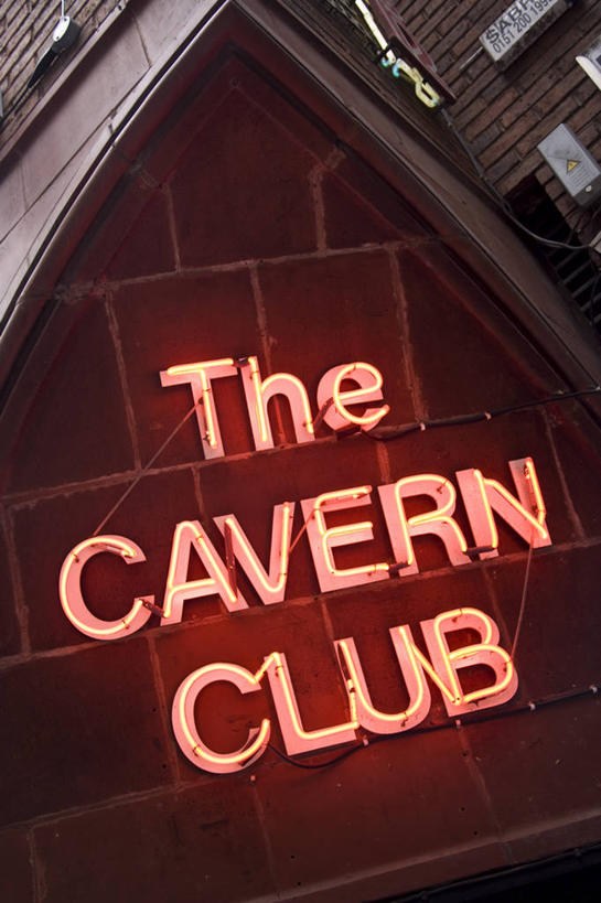 无人,音乐厅,竖图,旅游,街道,霓虹灯,英国,欧洲,行人,游客,游人,标志,棍子,音乐,英格兰,路人,旅客,地标建筑,摄影,音乐人,英国文化,利物浦,过客,岩石,彩图,旅行,披头士