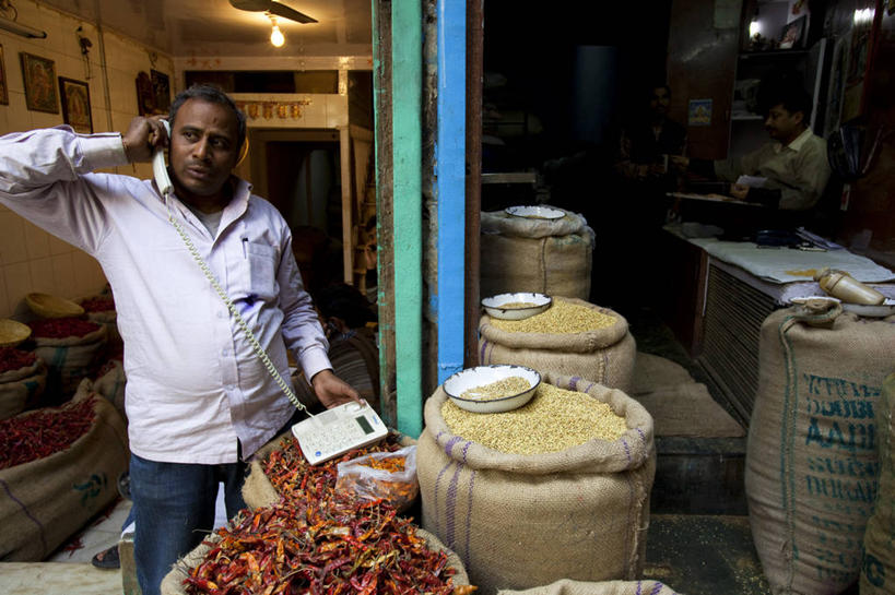 成年人,打电话,横图,通讯,印度,亚洲,香料,市场,货摊,摄影,南亚,印度共和国,旧德里,德里,男人,电话机,彩图,旅行,德里国家首都辖区
