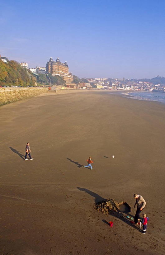 家庭,竖图,室外,旅游,度假,英国,欧洲,行人,游客,游人,英格兰,路人,旅客,风景,摄影,西欧,过客,士嘉堡,海滩,休闲活动,彩图,旅行