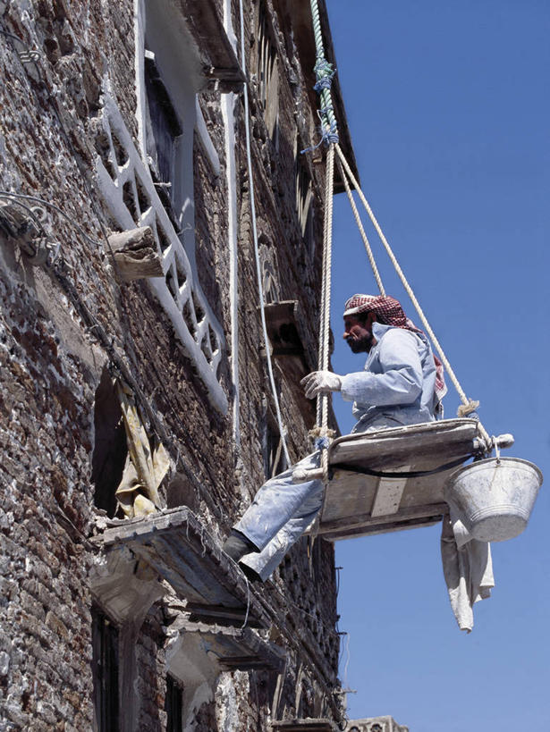成年人,竖图,窗户,装修,城市,建筑,摩天大楼,也门,房屋,首都,地标建筑,摄影,作画,油漆工,工匠,萨那,男人,彩图,灰膏,联合国教科文组织