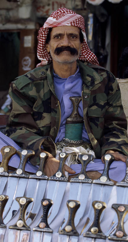 两个人,商店,横图,购物,消费,城市,也门,推车,市场,首都,货摊,地标建筑,摄影,贸易,萨那,商人,彩图,传统服装,联合国教科文组织,街市