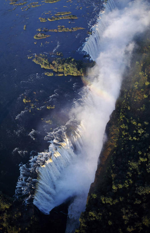 无人,竖图,俯视,航拍,室外,彩虹,海浪,瀑布,水,非洲,津巴布韦,赞比亚,喷,飞溅,宏伟,摄影,碰撞,鸟瞰,沟壑,赞比西河,维多利亚瀑布,彩图,高角度拍摄,骚乱