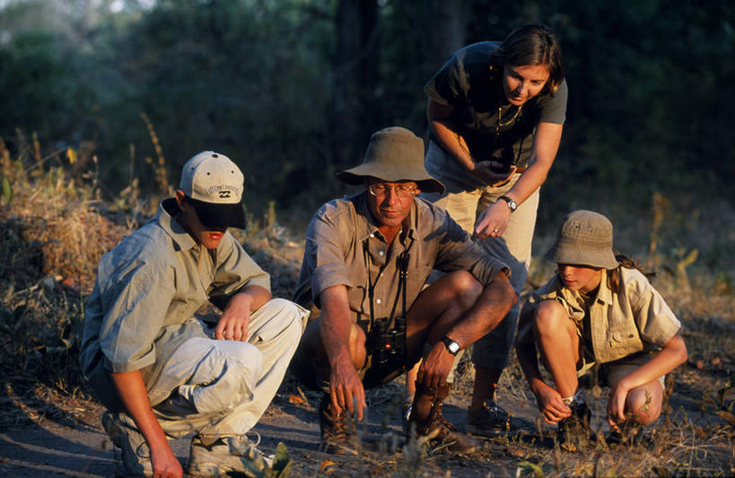 儿童,家庭,学生,教师,横图,室外,旅游,非洲,赞比亚,行人,游客,游人,乡村,教育,联系,路人,旅客,社区,教室,摄影,知识,国家公园,过客,彩图,南卢安瓜国家公园