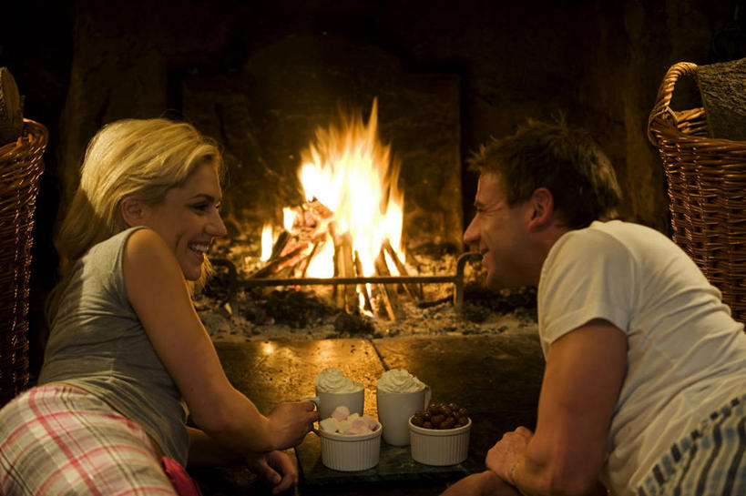 儿童,成年人,两个人,横图,室内,旅游,度假,壁炉,火,英国,欧洲,浪漫,黄昏,巧克力,放松,摄影,生活方式,西欧,大不列颠,威尔士,药蜀葵,大不列颠及北爱尔兰联合王国,大不列颠及爱尔兰联合王国,热可可,威尔士公国,异性恋,男人,女孩,女人,彩图,康威自治市,大不列颠王国,大英帝国,联合王国,日不落帝国,伴侣,斯诺登峰,北威尔士