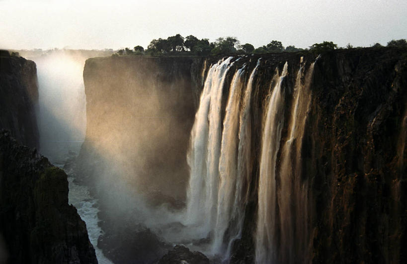 无人,横图,俯视,航拍,室外,河流,瀑布,峡谷,日光,津巴布韦,赞比亚,岛,光,白色,自然,黄昏,地标建筑,摄影,巨大,落下,庞大,怪异,考古学,传送带,鸟瞰,沟壑,赞比西河,维多利亚瀑布,宏大,硕大,伟大,利文斯敦,彩图,高角度拍摄,白内障,骚乱