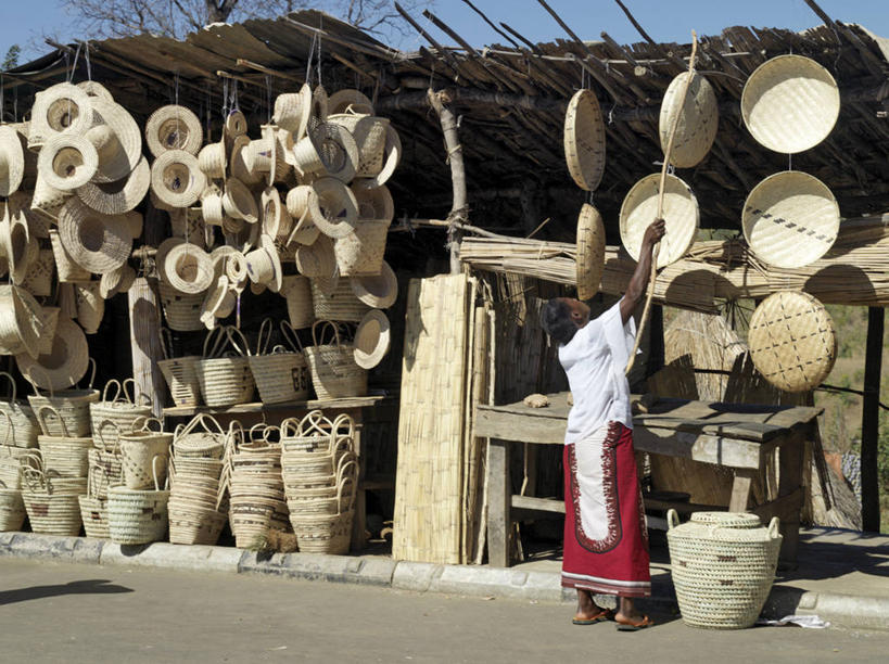 成年人,一个人,商店,横图,帽子,非洲,赞比亚,仅一个女性,小贩,工作,草帽,篮子,市场,货摊,纺织,社区,摄影,织女,女人,彩图