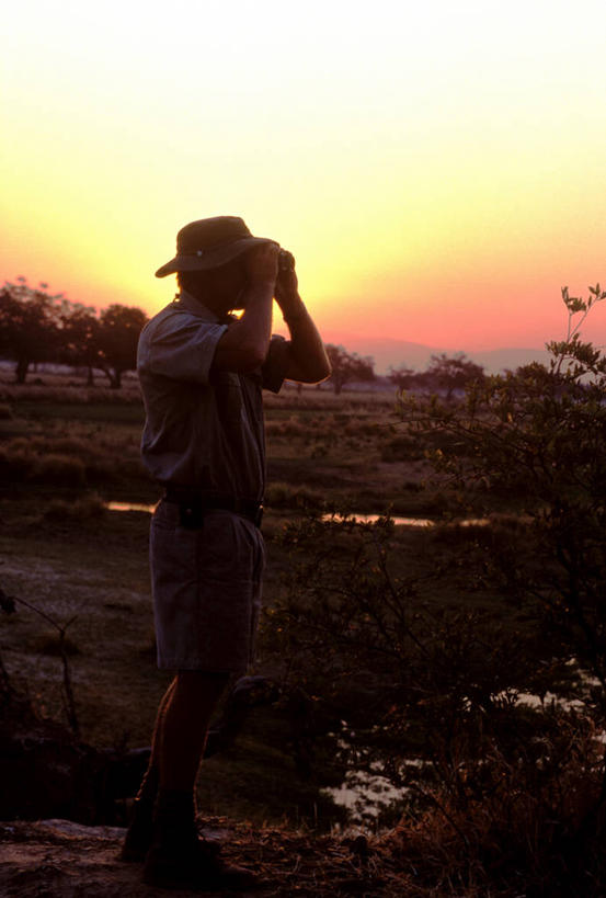 成年人,一个人,导游,竖图,室外,非洲,津巴布韦,仅一个男性,枪支,自然,武器,摄影,肖像,来福枪,男人,彩图