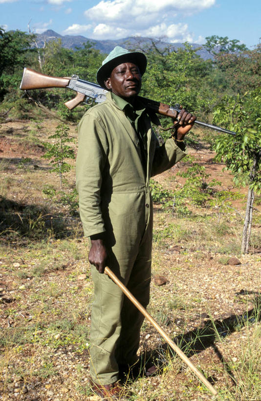 成年人,一个人,导游,竖图,室外,非洲,津巴布韦,仅一个男性,枪支,自然,武器,摄影,肖像,来福枪,男人,彩图