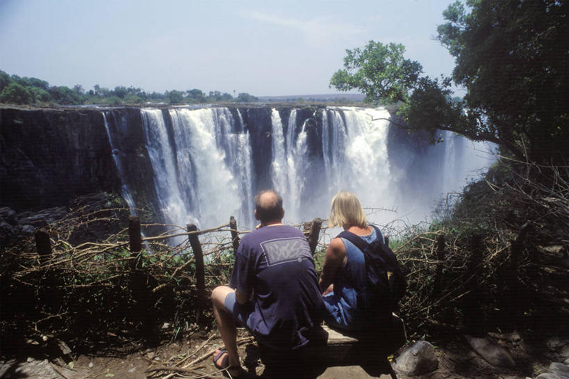 无人,横图,室外,白天,度假,草坪,桌子,酒店,椅子,非洲,津巴布韦,庭院,树荫,首都,阳伞,座位,草,蓝色,天空,摄影,宁静,万里无云,哈拉雷,彩图,景观设计
